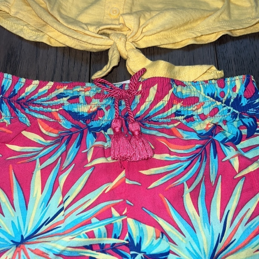 Toddler girl tropical shorts and mid drift shirt - Picture 2 of 6